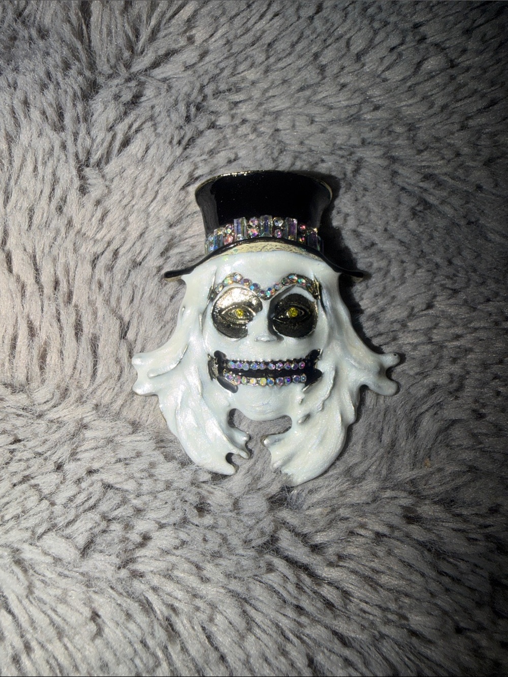 Ghostly Top Hat White Decorative Mask brooch excellent condition